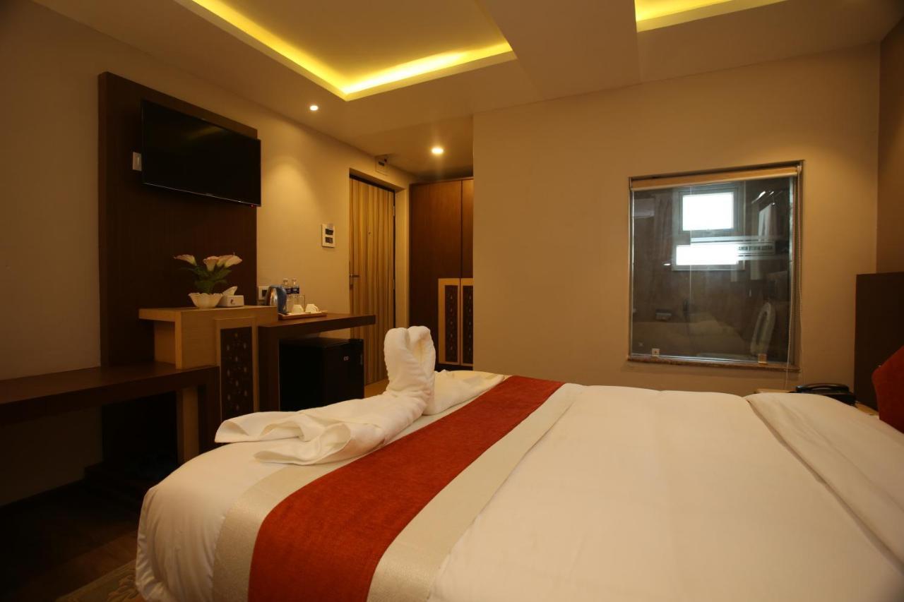 Hotel White Himal Pokhara Exteriör bild