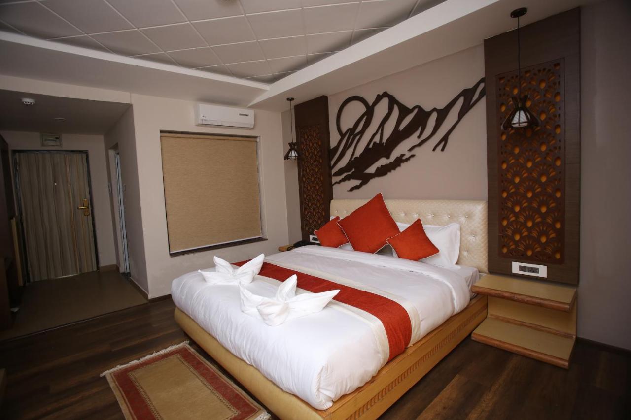 Hotel White Himal Pokhara Exteriör bild